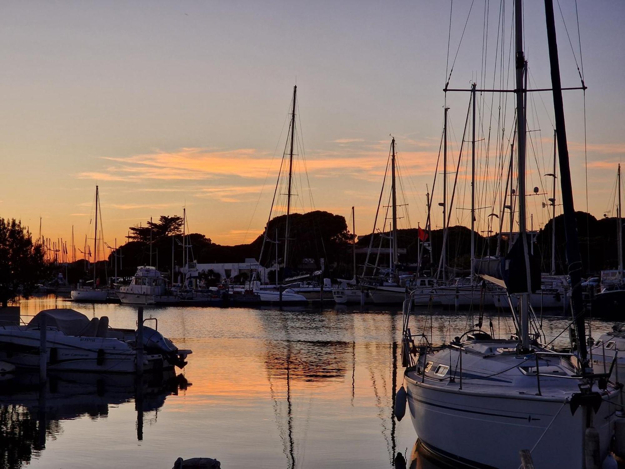 Marina Exceptionnelle - 8 Pers - 120 M2 Vue Mer - Suites Parentales - Cinema - Ponton Le Grau-du-Roi Luaran gambar